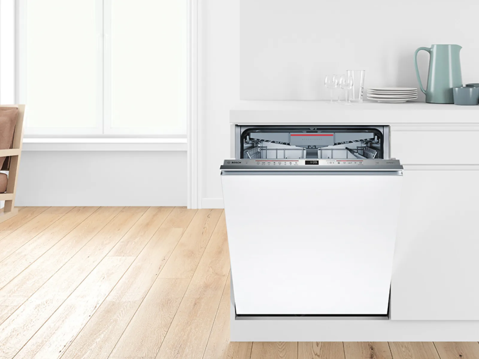 מדיח כלים מובנה פתוח במטבח לבן.