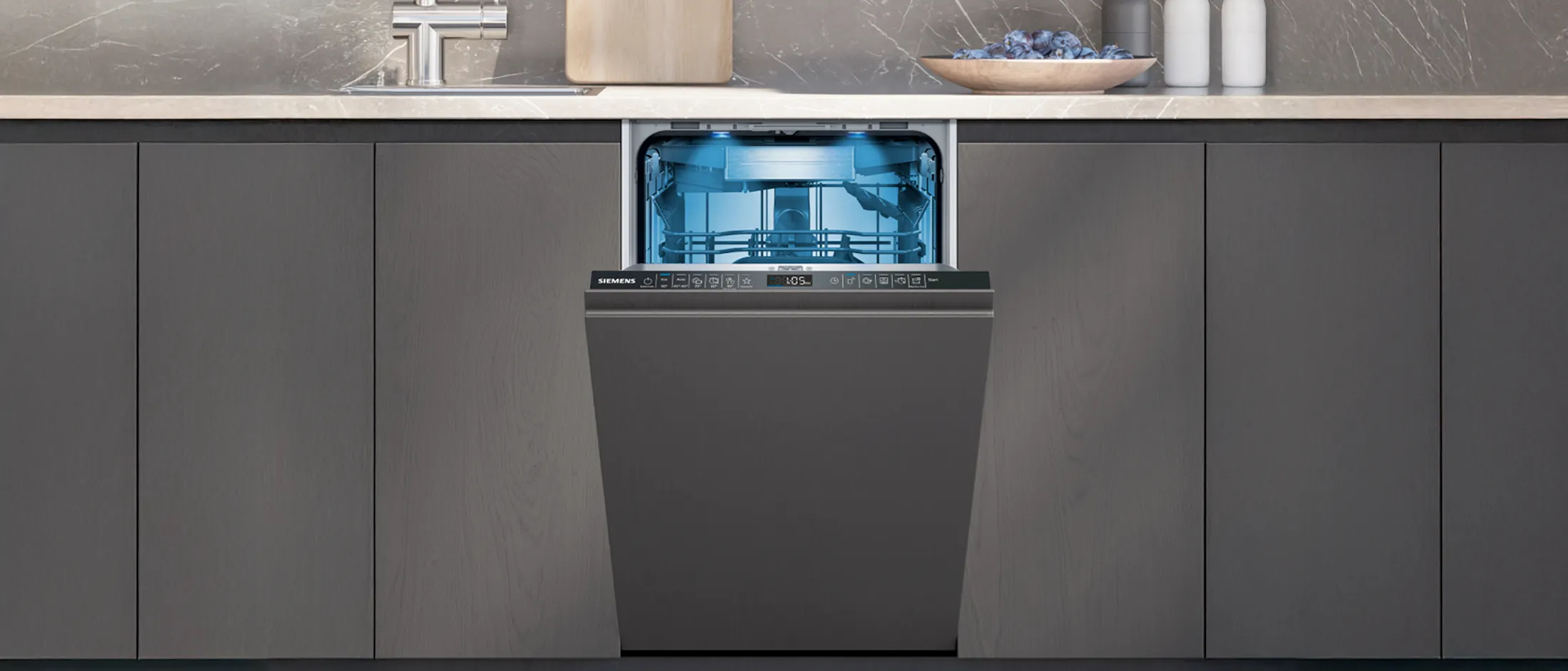 Moderna cocina en la que destaca un lavavajillas modular integrado en columna junto al fregadero