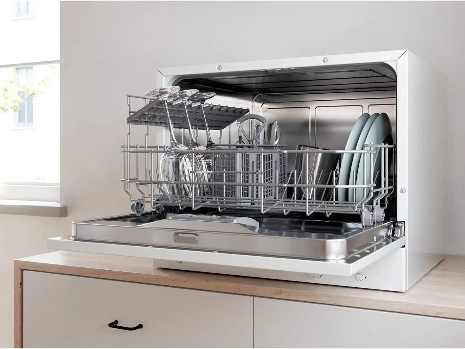 מדיח כלים מנירוסטה פתוח חלקית, חושף כלים נקיים ופנים מלוטש במטבח מואר. 