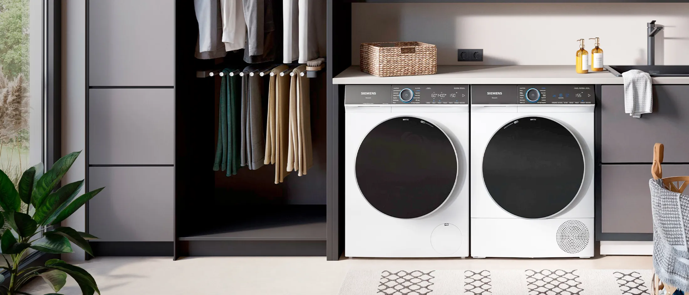 Nowoczesna pralnia z nagradzanym pralką i suszarką, półkami z ręcznikami i wiszącymi ubraniami.