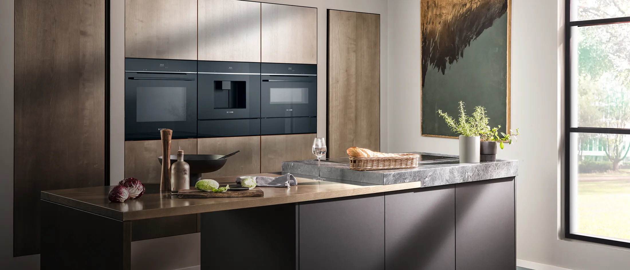 Cocina moderna y luminosa, equipada con electrodomésticos Siemens iQ700