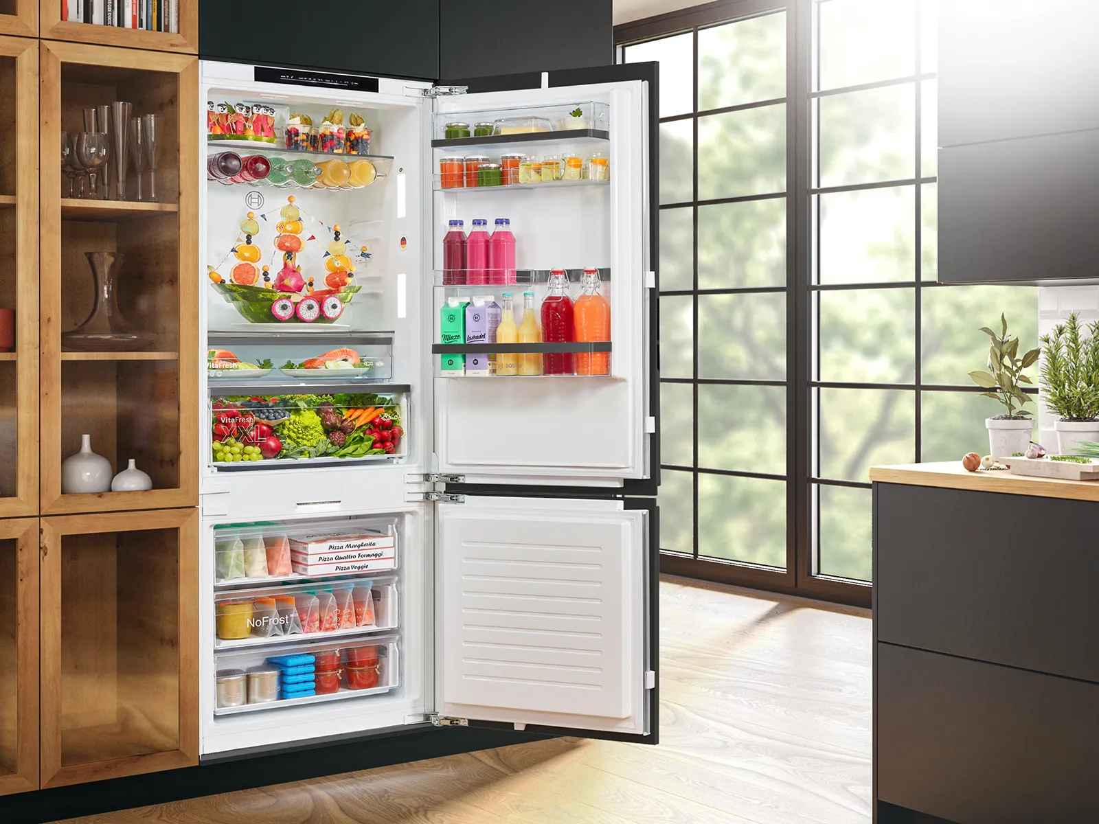 Ein moderner Kühlschrank mit offenen Türen zeigt bunte Früchte, Getränke und ordentlich eingeräumte Fächer in einer hellen Küche.