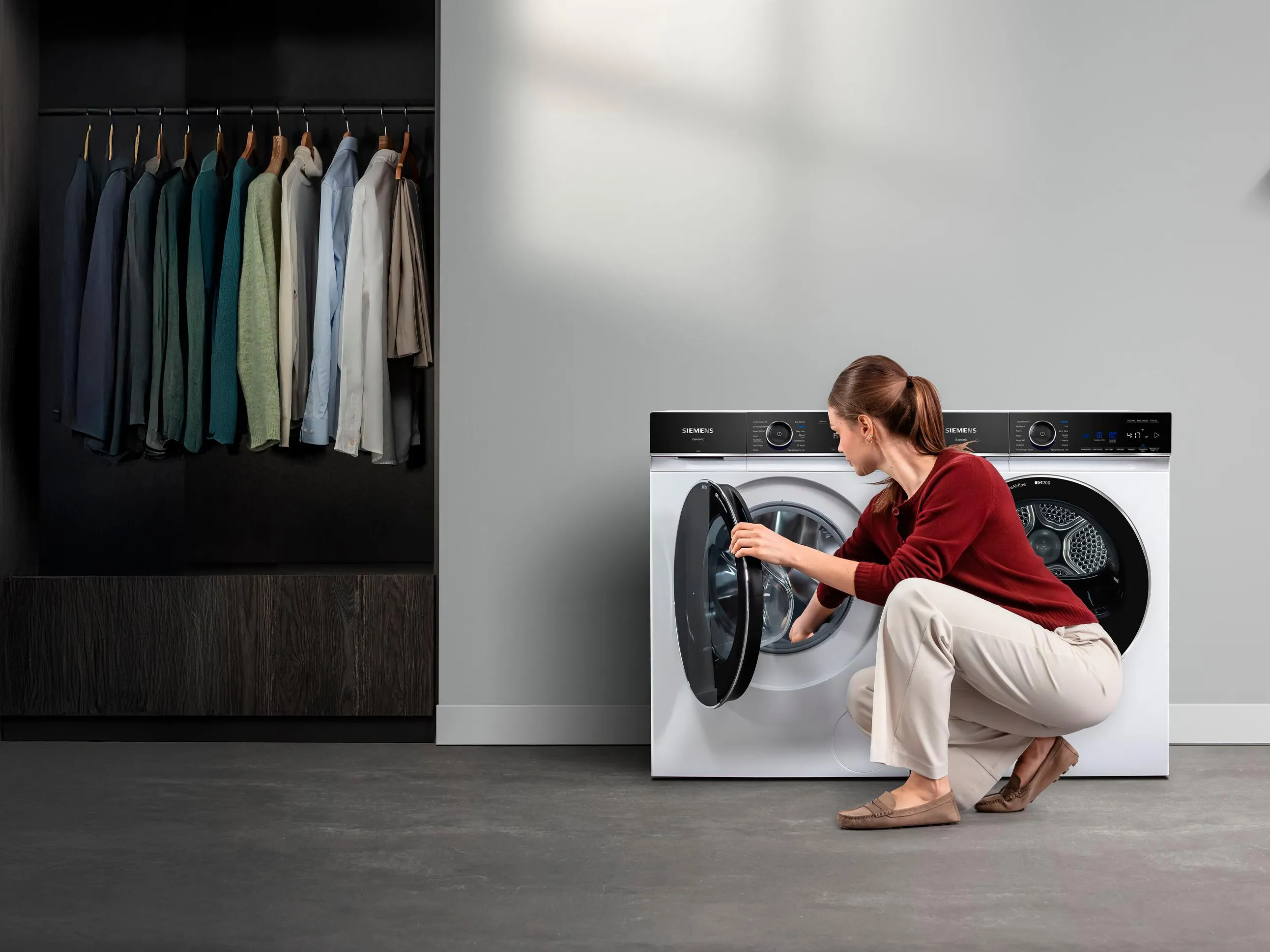 Kobieta wkłada pranie do pralki