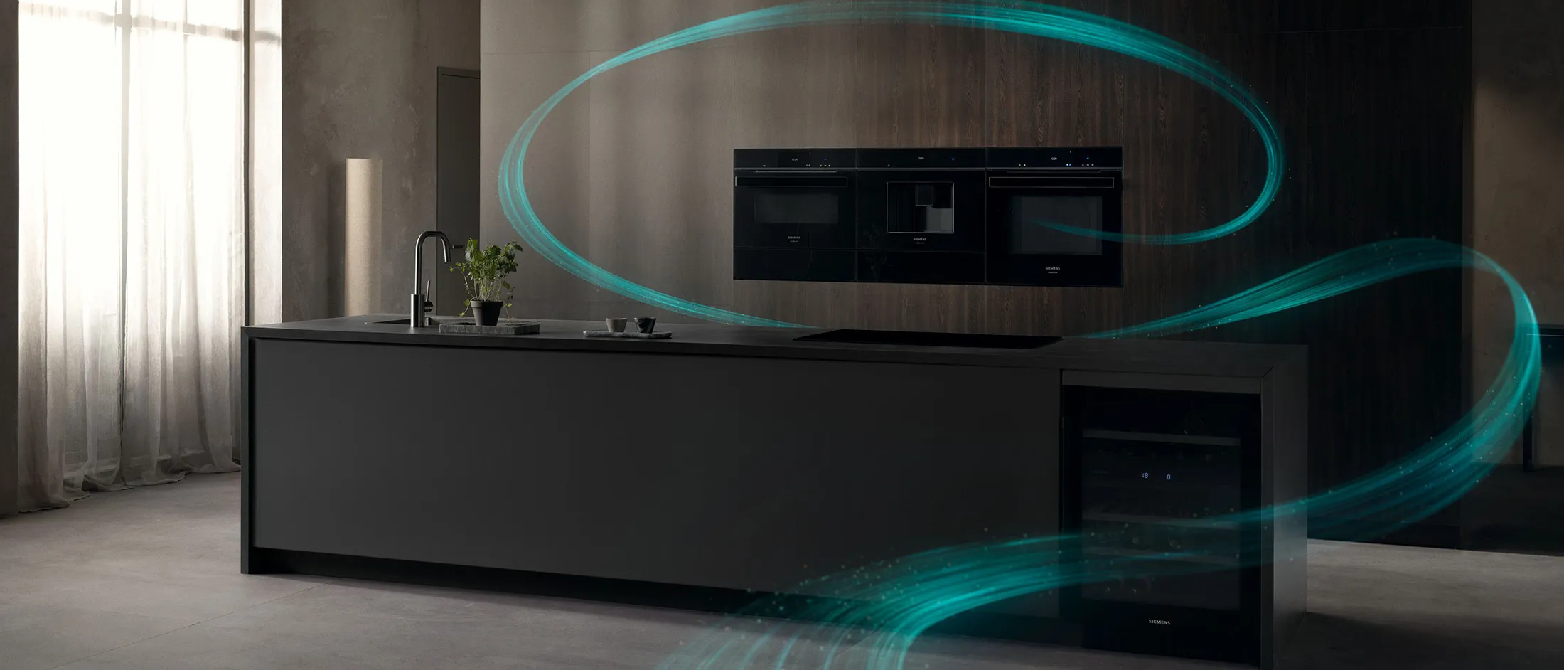 Drei Personen genießen Getränke und Snacks in einer modernen Küche – umgeben von sanftem Licht und stilvollem Design.