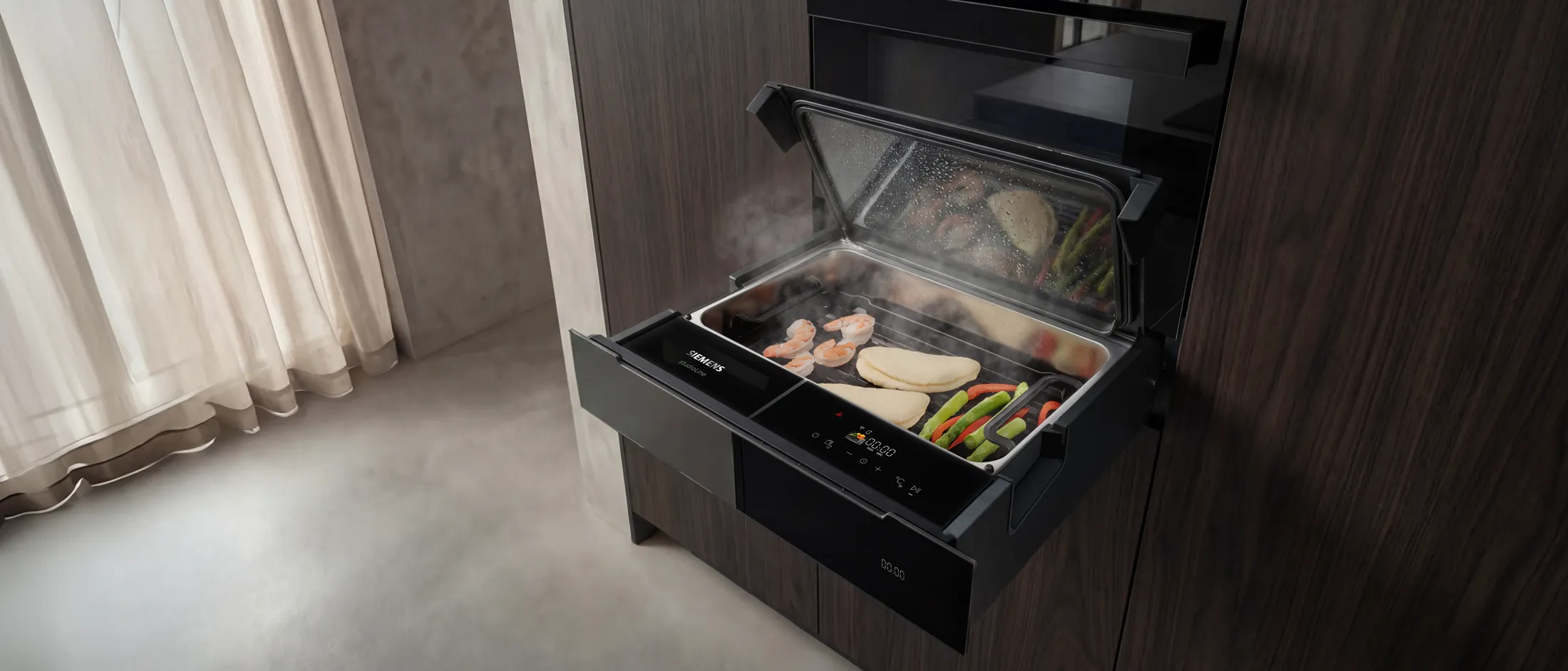 Open ingebouwde stoomlade van Siemens met garnalen, gestoomde broodjes en groenten