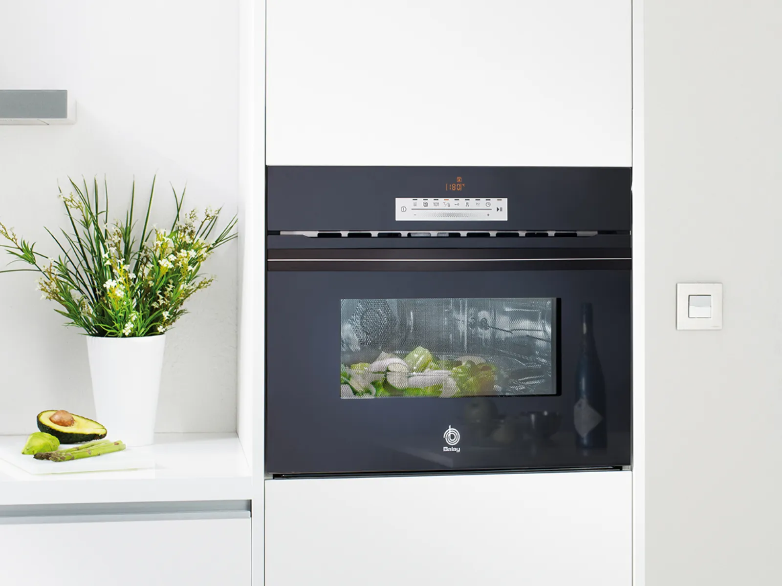 Horno compacto con microondas Serie Cristal negro Balay.