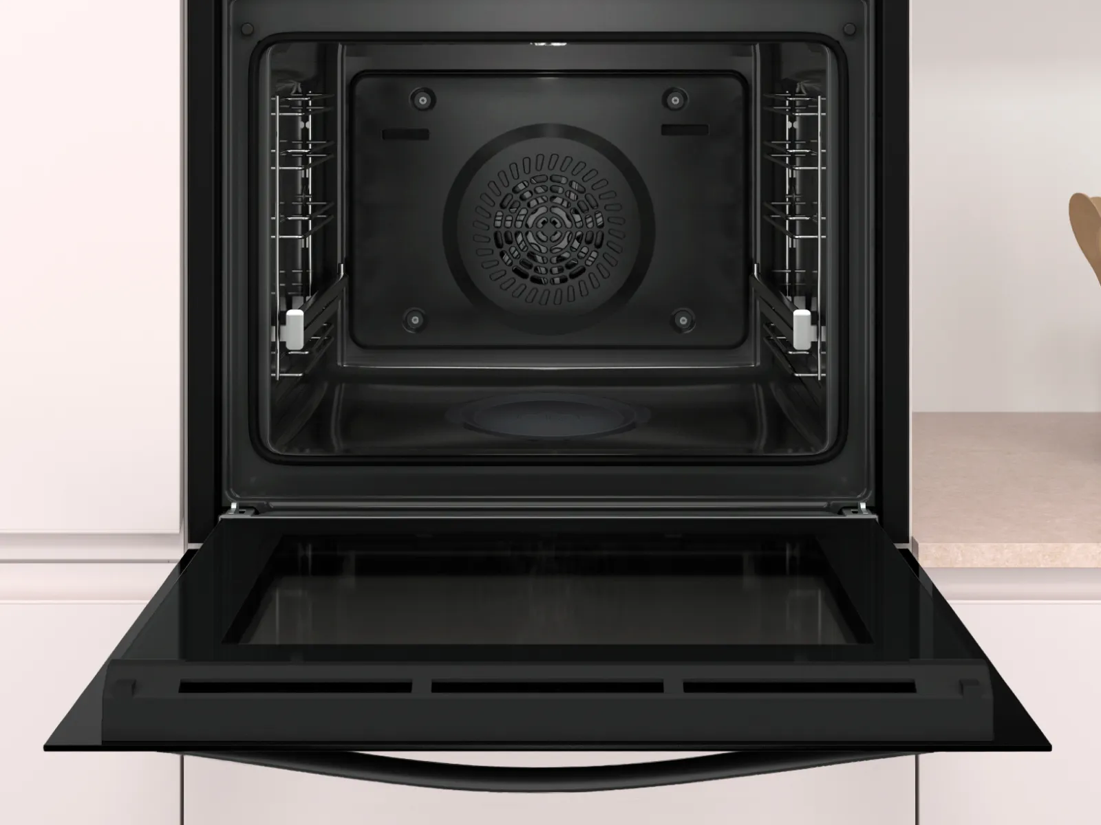 Horno Balay con la puerta abierta, interior esmaltado y ventilador trasero, diseñado para limpieza fácil.