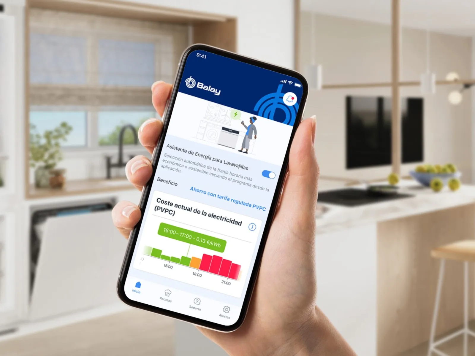 Una mano sostiene un móvil mostrando el asistente de energía de la app Home Connect.