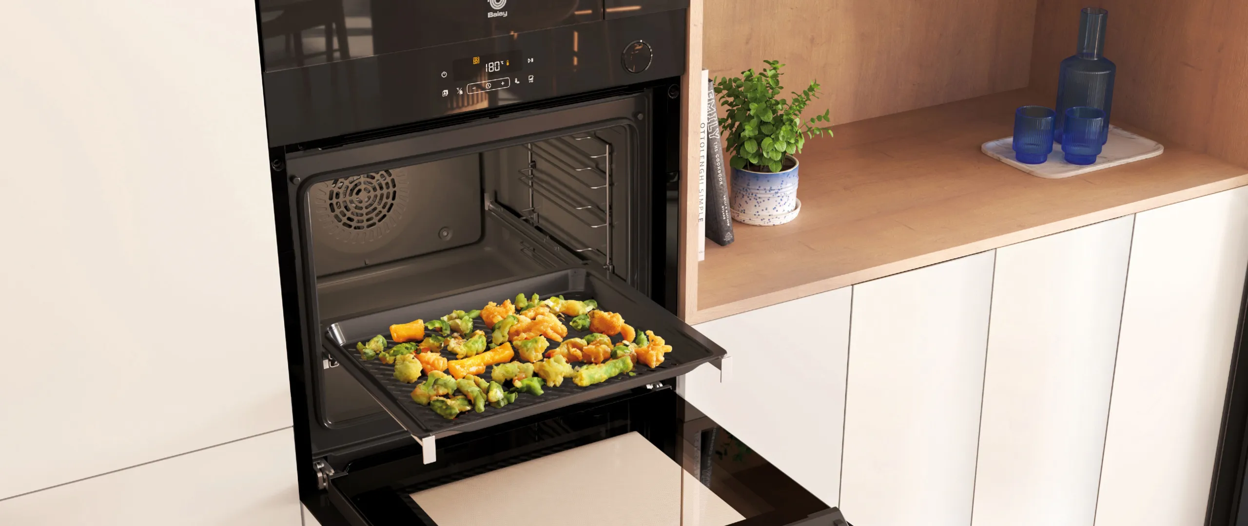 Horno Balay con función Freidora de aire abierto con verduras en el interior.