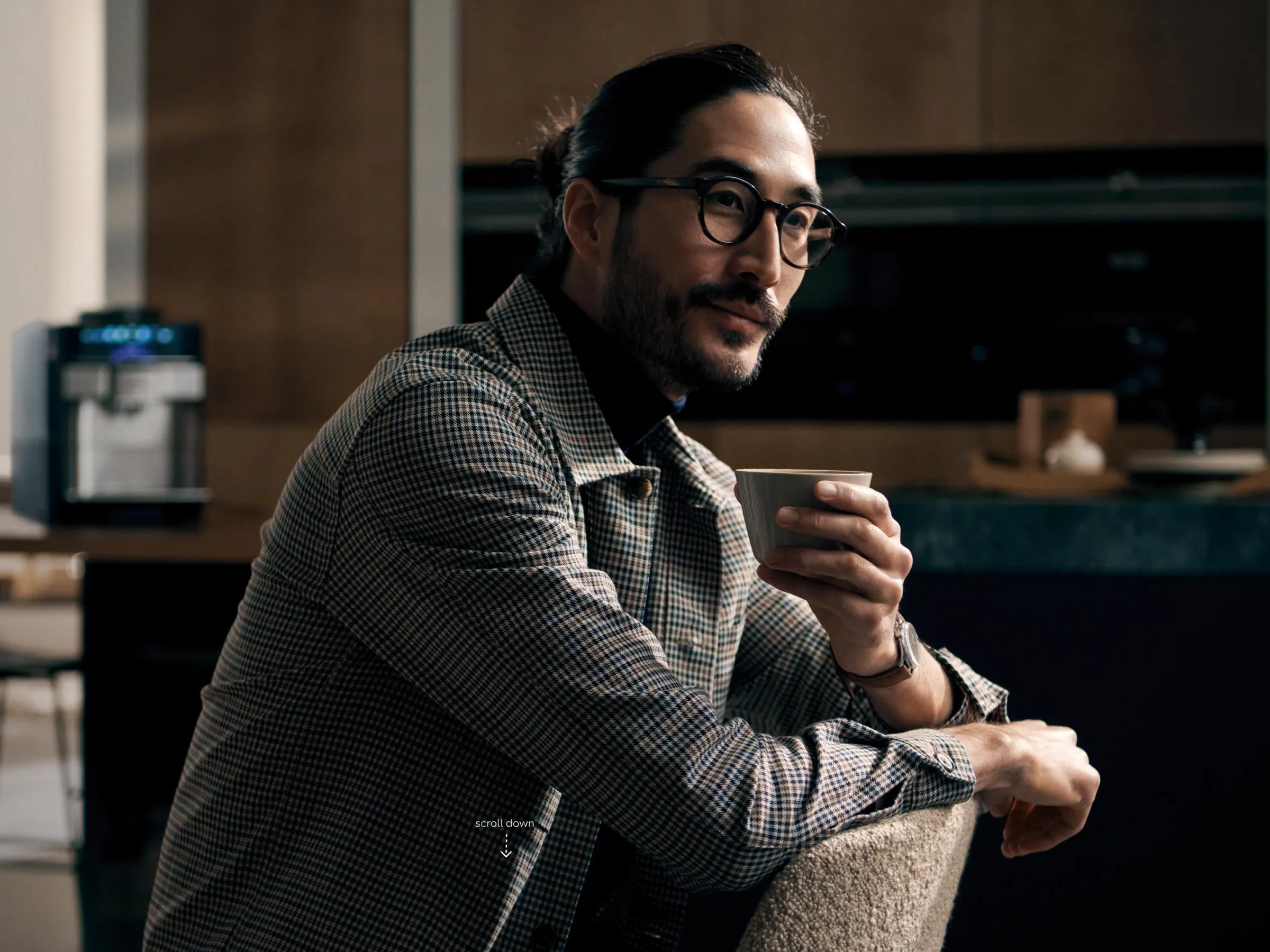 Un hombre joven saborea una taza de café