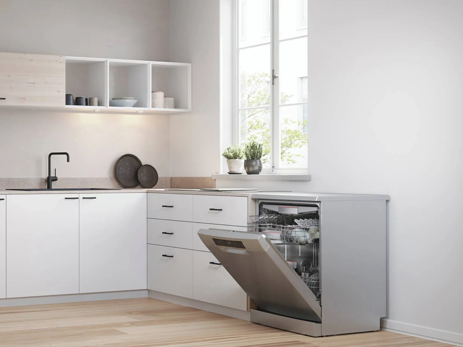 Cuisine moderne avec un lave-vaisselle élégant avec la porte ouverte et des armoires minimalistes