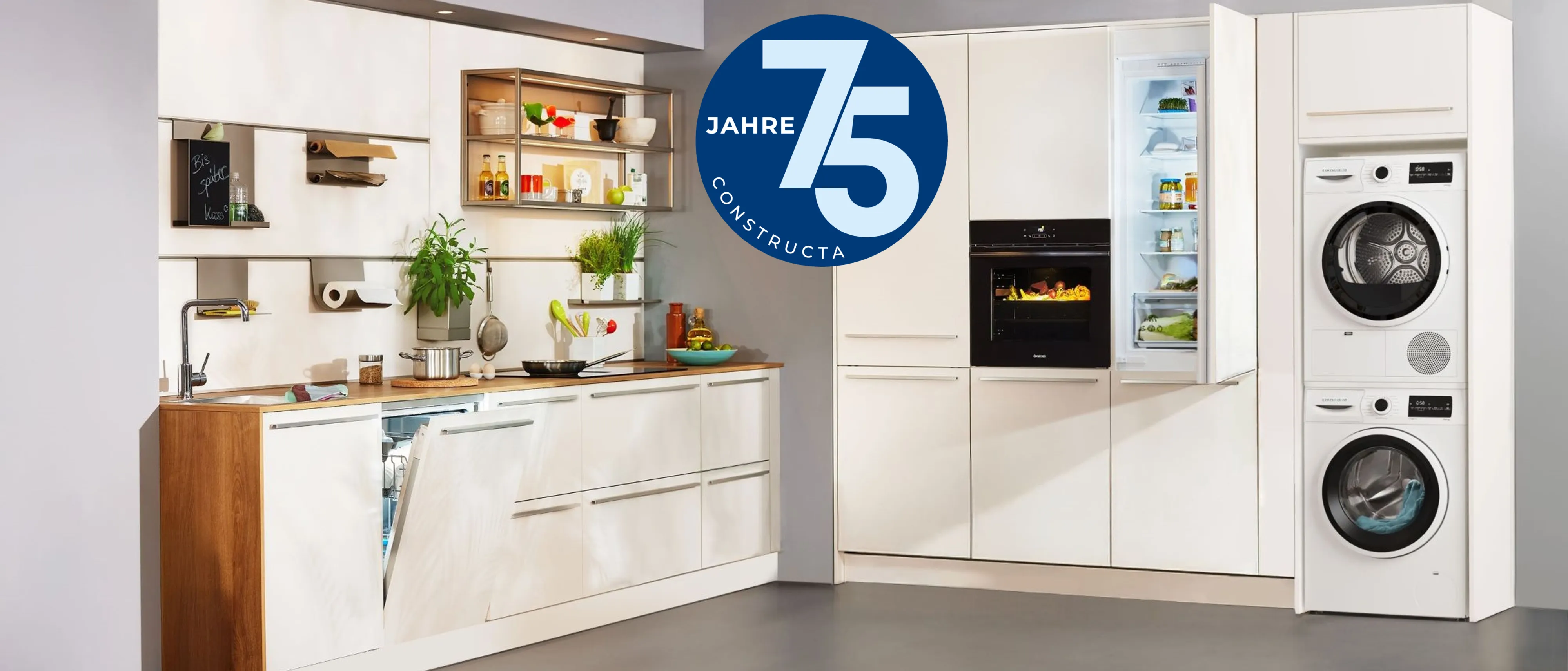 Eine moderne Küche mit verschiedenen Hausgeräten von Constructa und dem Jubiläumslogo "75 Jahre Constructa".
