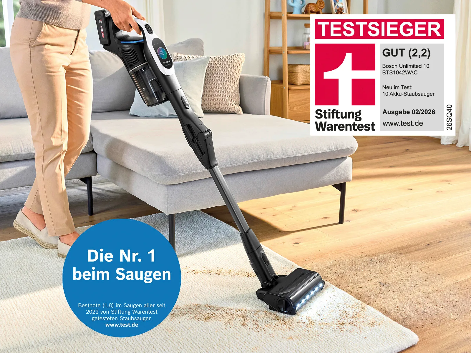 Eine Person reinigt mit dem Bosch Akku-Staubsauger Unlimited 10 BTS1042WAC (Testsieger der Stiftung Warentest) einen Teppich.