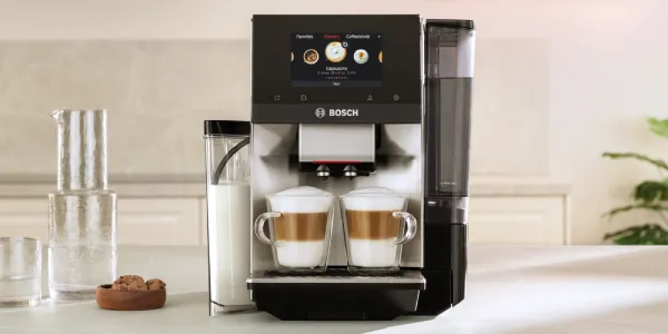 Modern bir kahve makinesi ile tam donanımlı mutfak, çeşitli kahve içeceklerini ve doğal bir açık görüşle karşı karşıya.