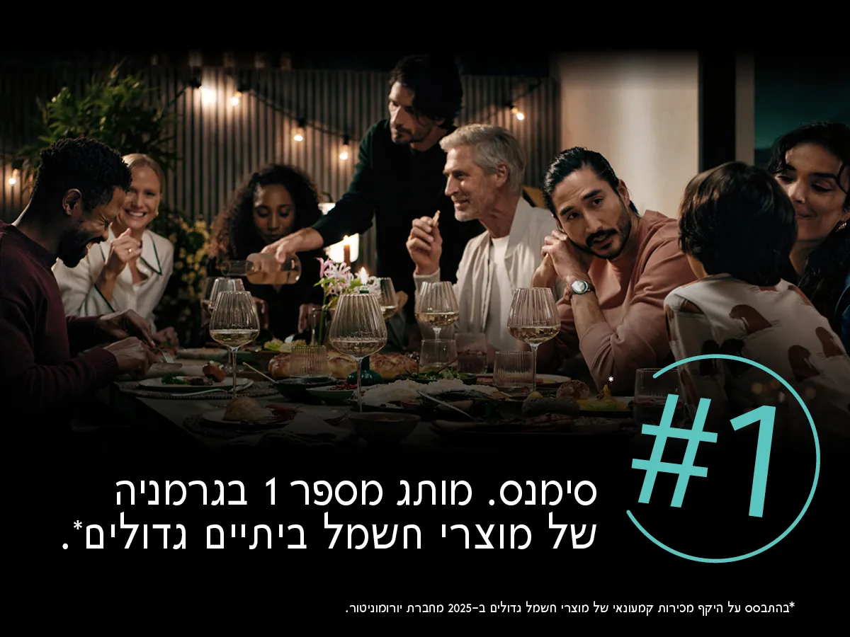 ארוחת ערב חיה עם קבוצת אנשים מגוונת, נהנים יחד סביב שולחן ערוך בכלים אלגנטיים.