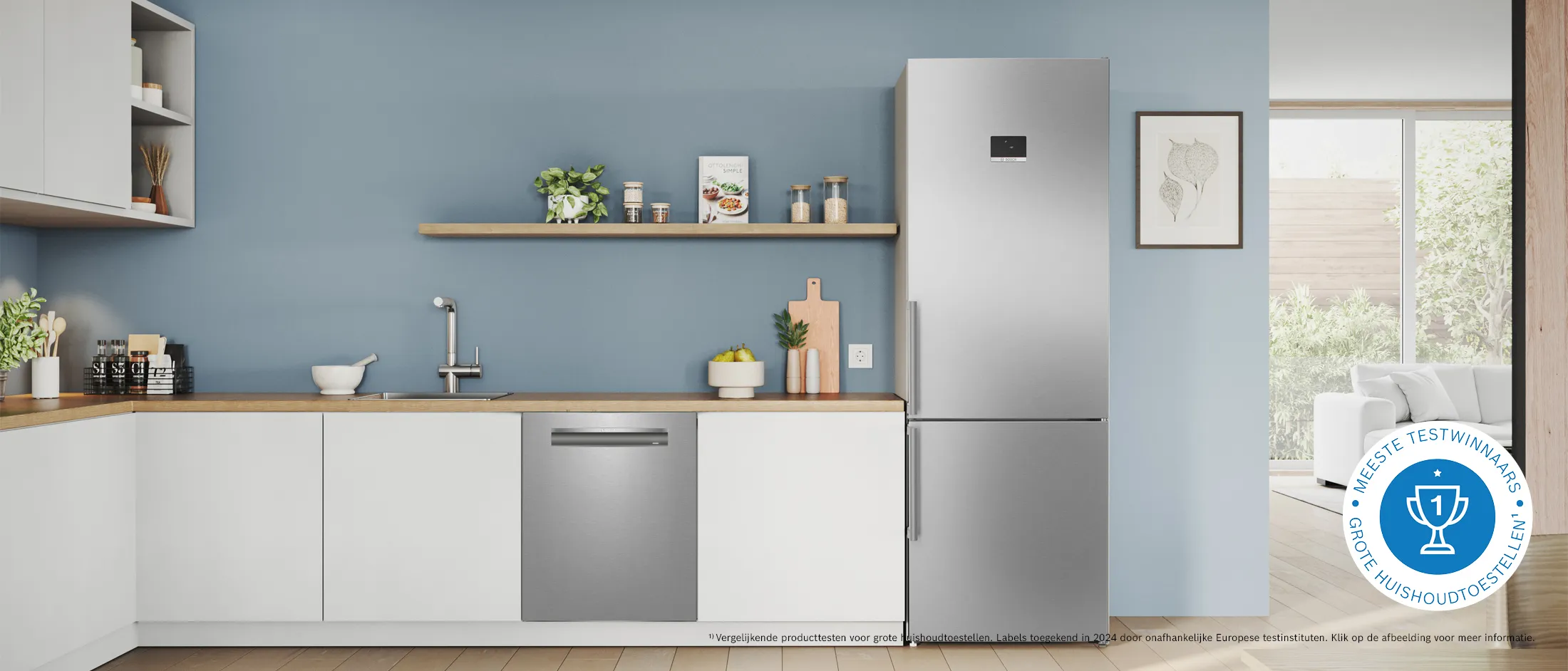 Moderne keuken met een rvs-koelkast, witte kasten, een houten aanrechtblad en blauwe wanddecoratie.