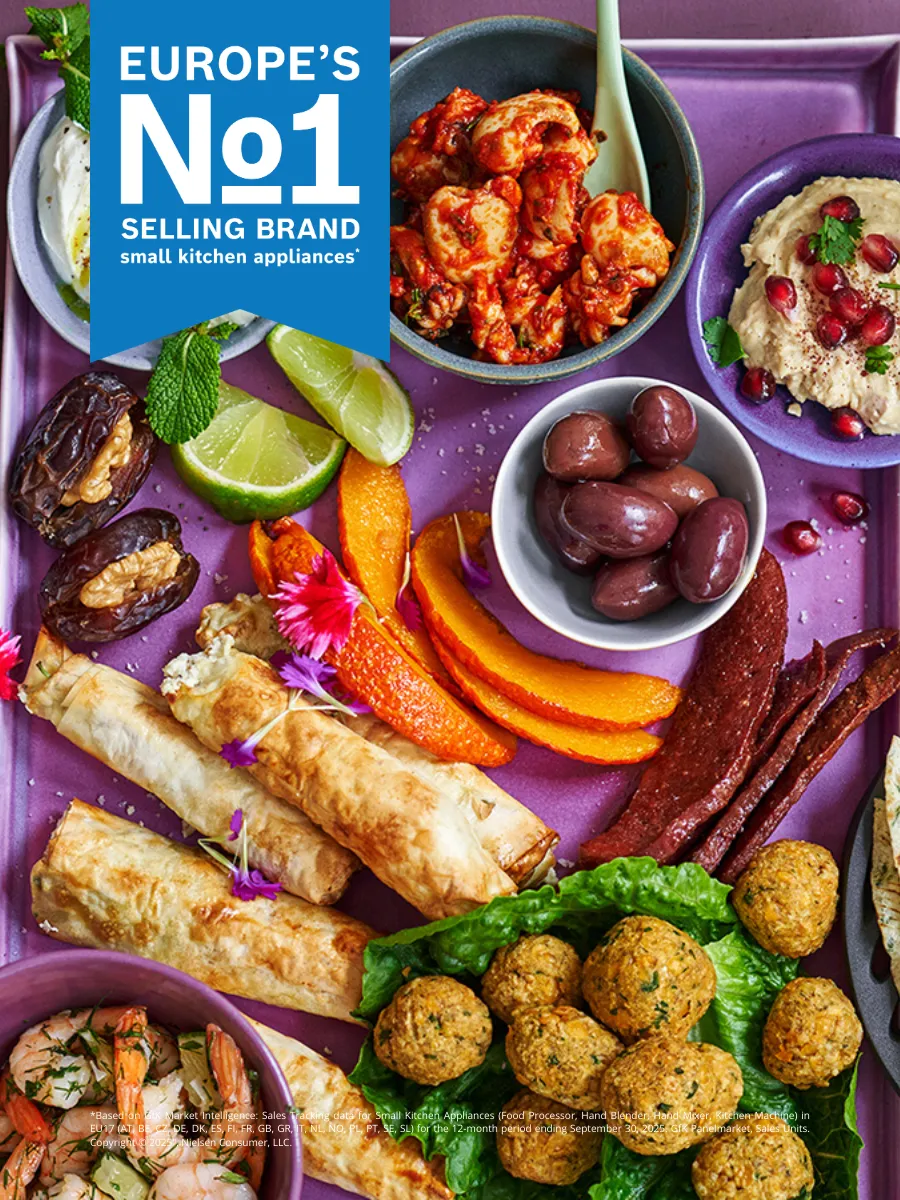 Une boîte de texte avec les mots "Marque numéro 1 de préparation alimentaire en Europe" est superposée sur différentes assiettes de nourriture sur une table.