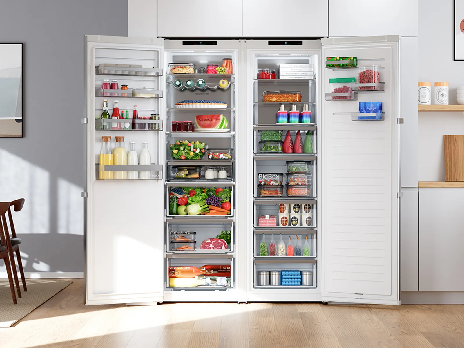 Ein eintüriger Kühlschrank steht neben einem eintürigen Gefrierschrank von Bosch in einer hellen Küche mit Holzboden.