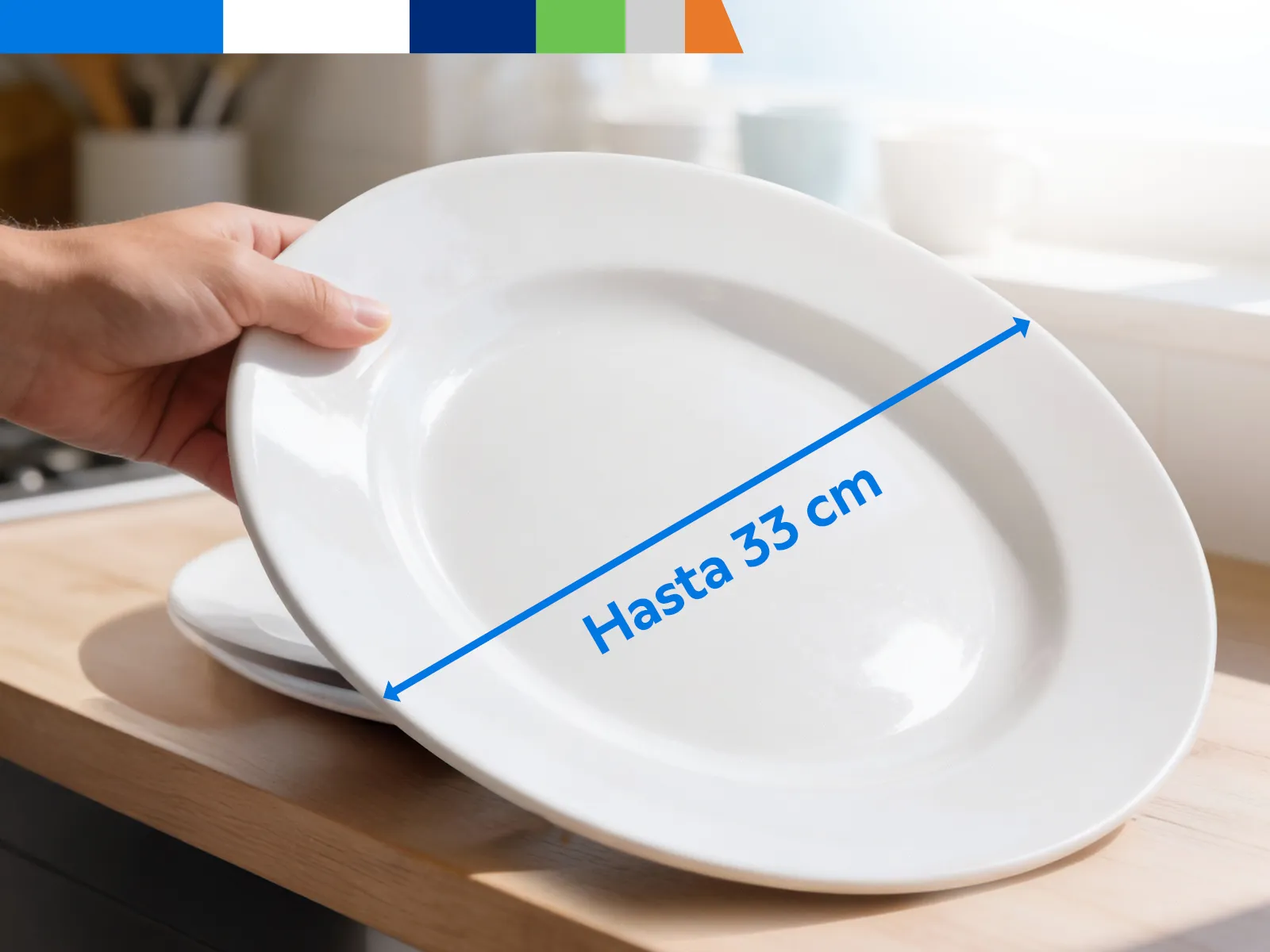 Una mano sujeta un plato blanco en primer plano sobre una encimera de madera.