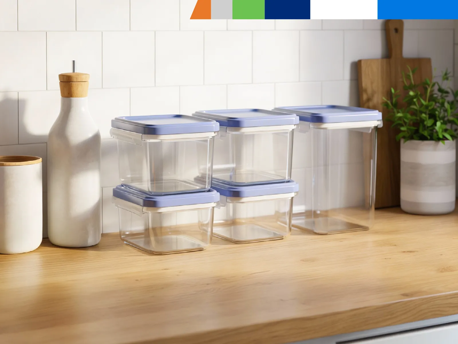 Recipientes transparentes con tapas azules sobre una encimera de madera en una cocina