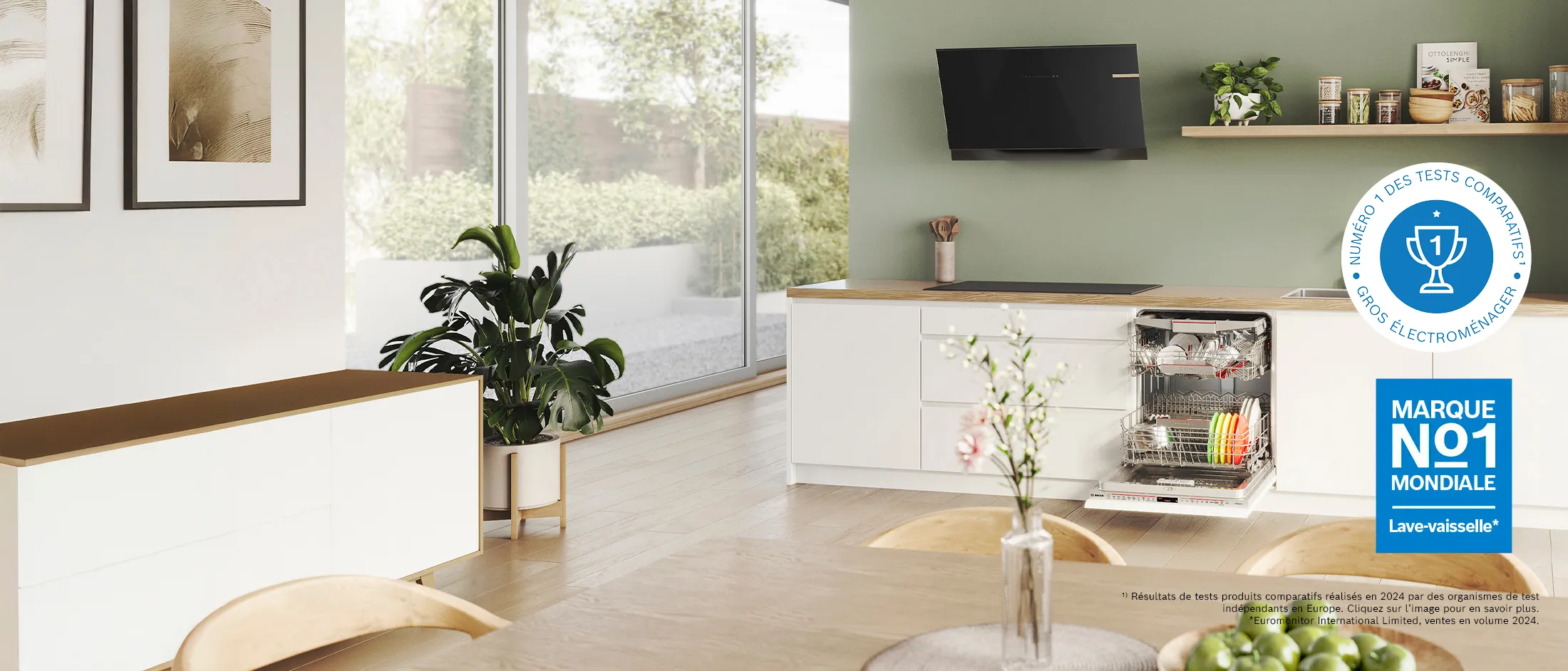 Lave-vaisselle encastrable Bosch parfaitement intégré dans un design de cuisine blanche, offrant une apparence épurée.