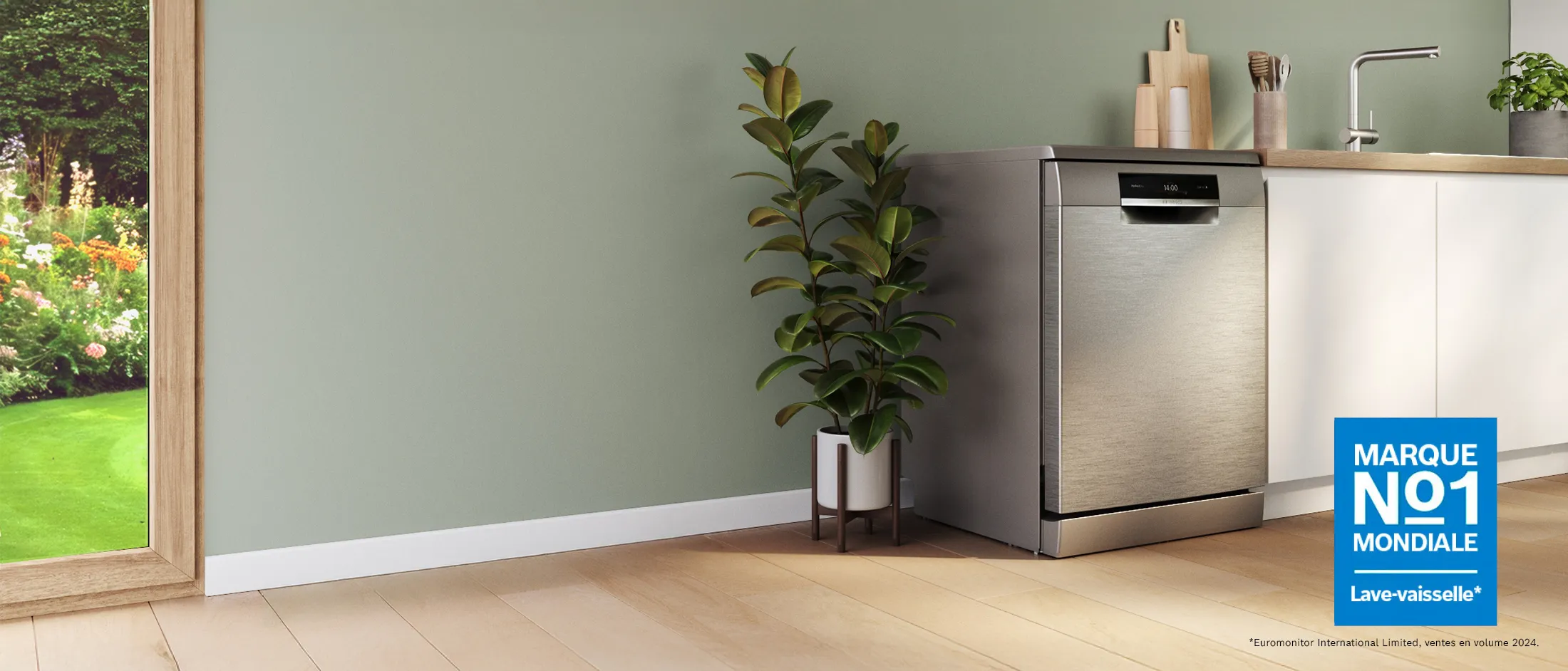 Cuisine moderne avec un lave-vaisselle élégant, un plan de travail en bois et des meubles blancs. 