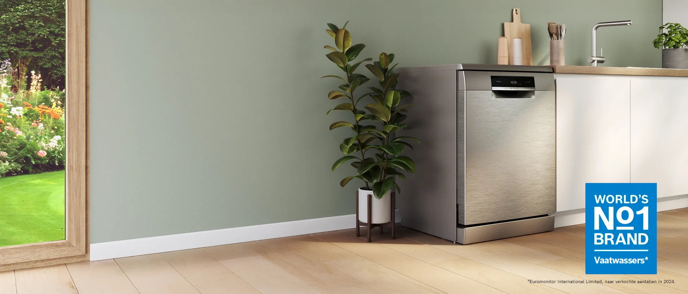 Moderne keuken met een stijlvolle vaatwasser, een houten werkblad en witte kasten.