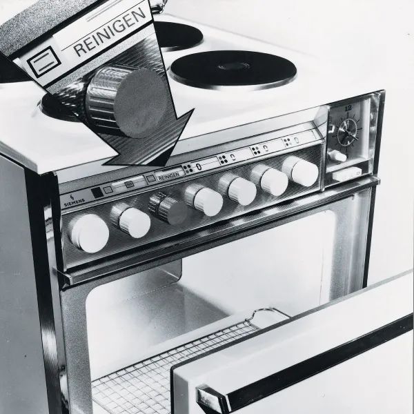 A black and white image of a Siemens oven with a magnified inset showing a "REINIGEN" (clean) button.