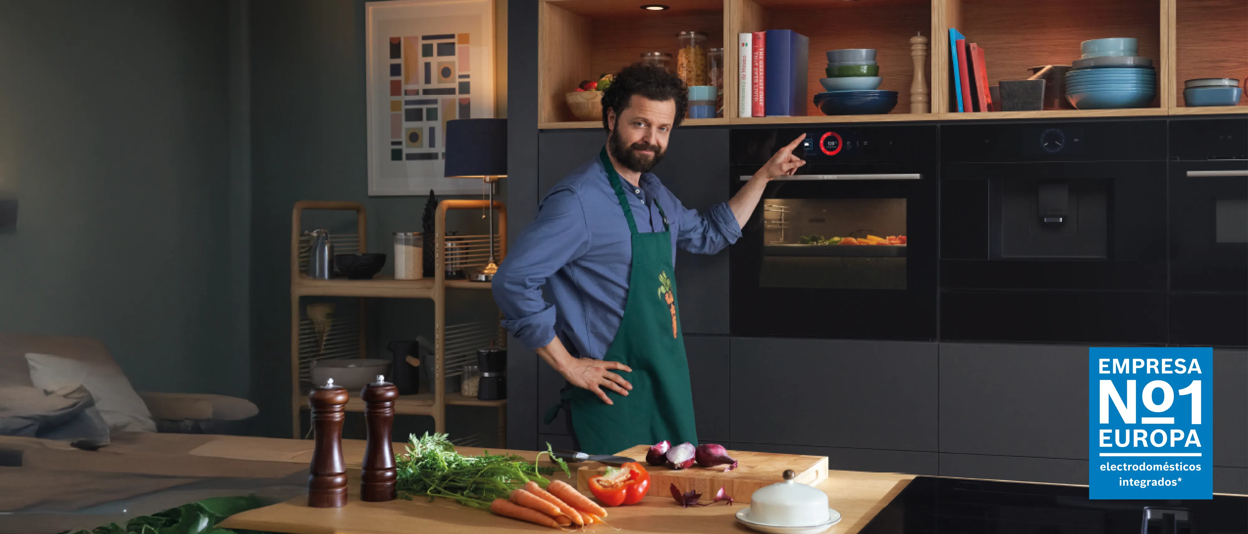 Una persona en una cocina señala un microondas mientras está rodeada de verduras frescas, especias y electrodomésticos modernos.