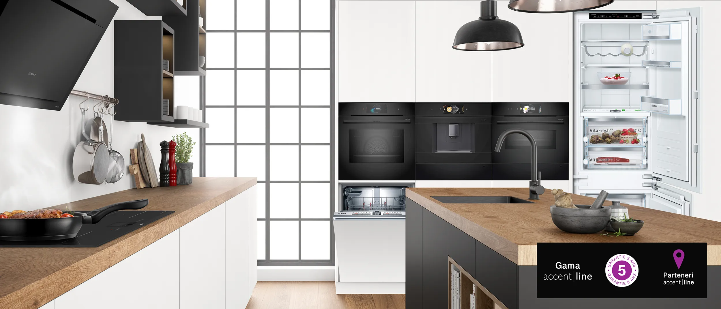 Bucătărie modernă cu dulapuri albe, blaturi din lemn şi aparate de culoare neagră.