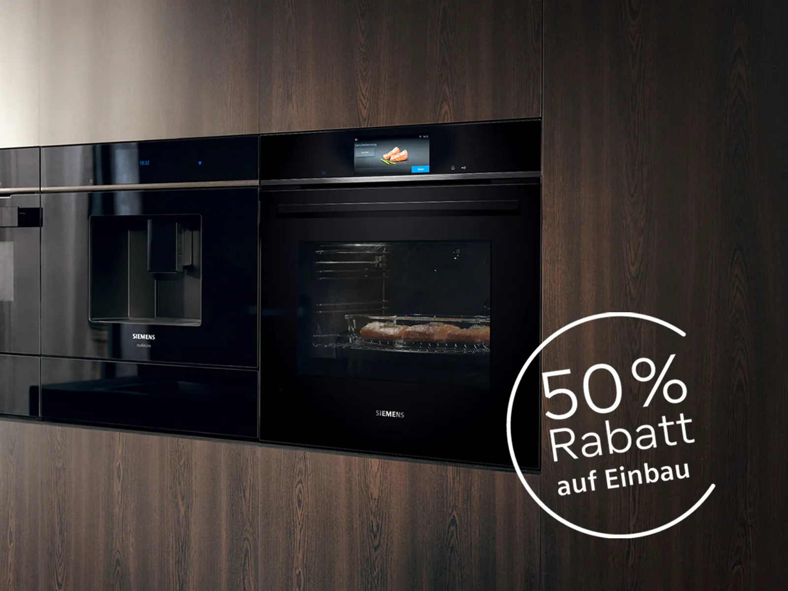 Holzfront mit einem Siemens Einbau-Backofen und dem Hinweis auf 50 % Rabatt auf den Backofen-Einbau-Service im Siemens Online Shop