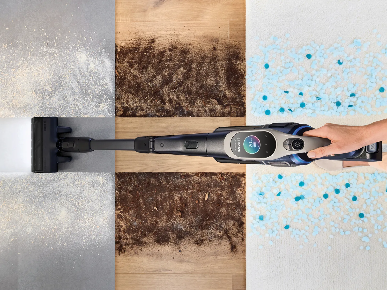 Eine Person saugt den Boden mit einem Bosch Akku-Staubsauger mit LED Beleuchtung.