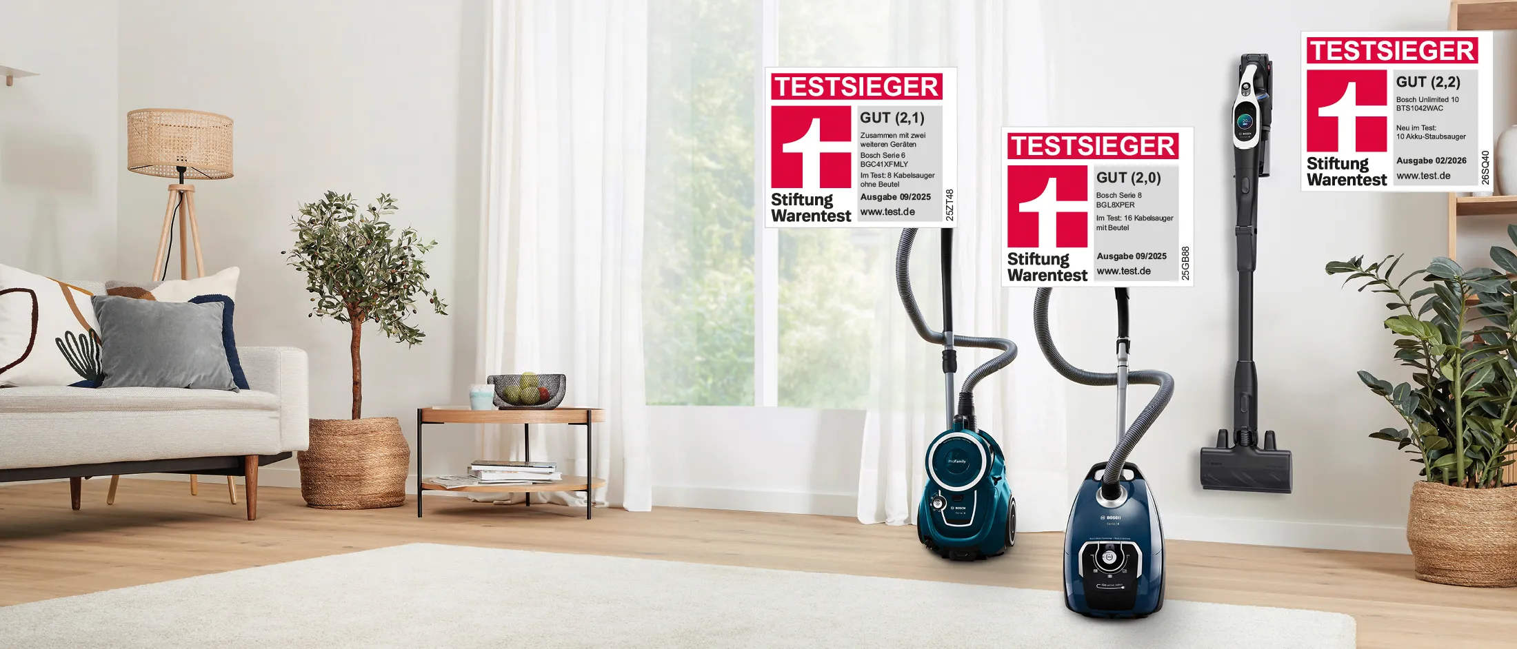 Drei verschiedene Staubsaugermodelle in einem hellen Wohnraum aufgereiht.