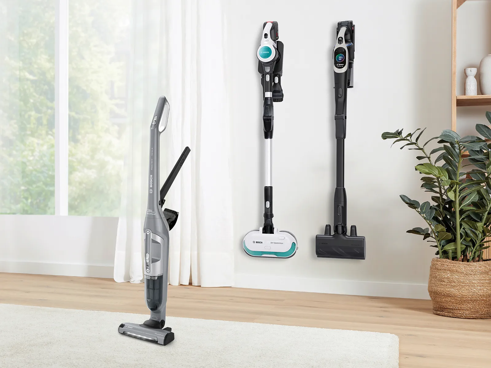 Drei Bosch Akku-Staubsauger stehen aufgereiht in einem modernen Wohnzimmer.