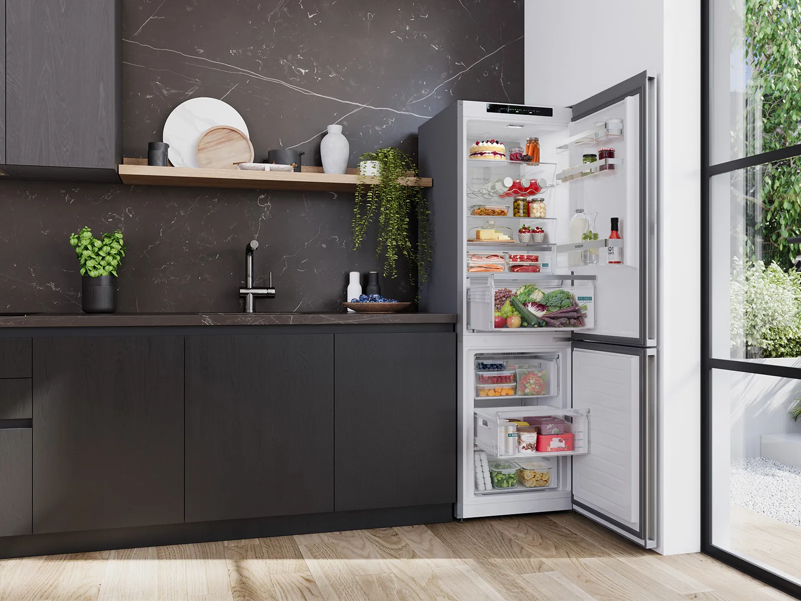 Geöffnete Siemens Kühl-Gefrier-Kombination in einer Küche.
