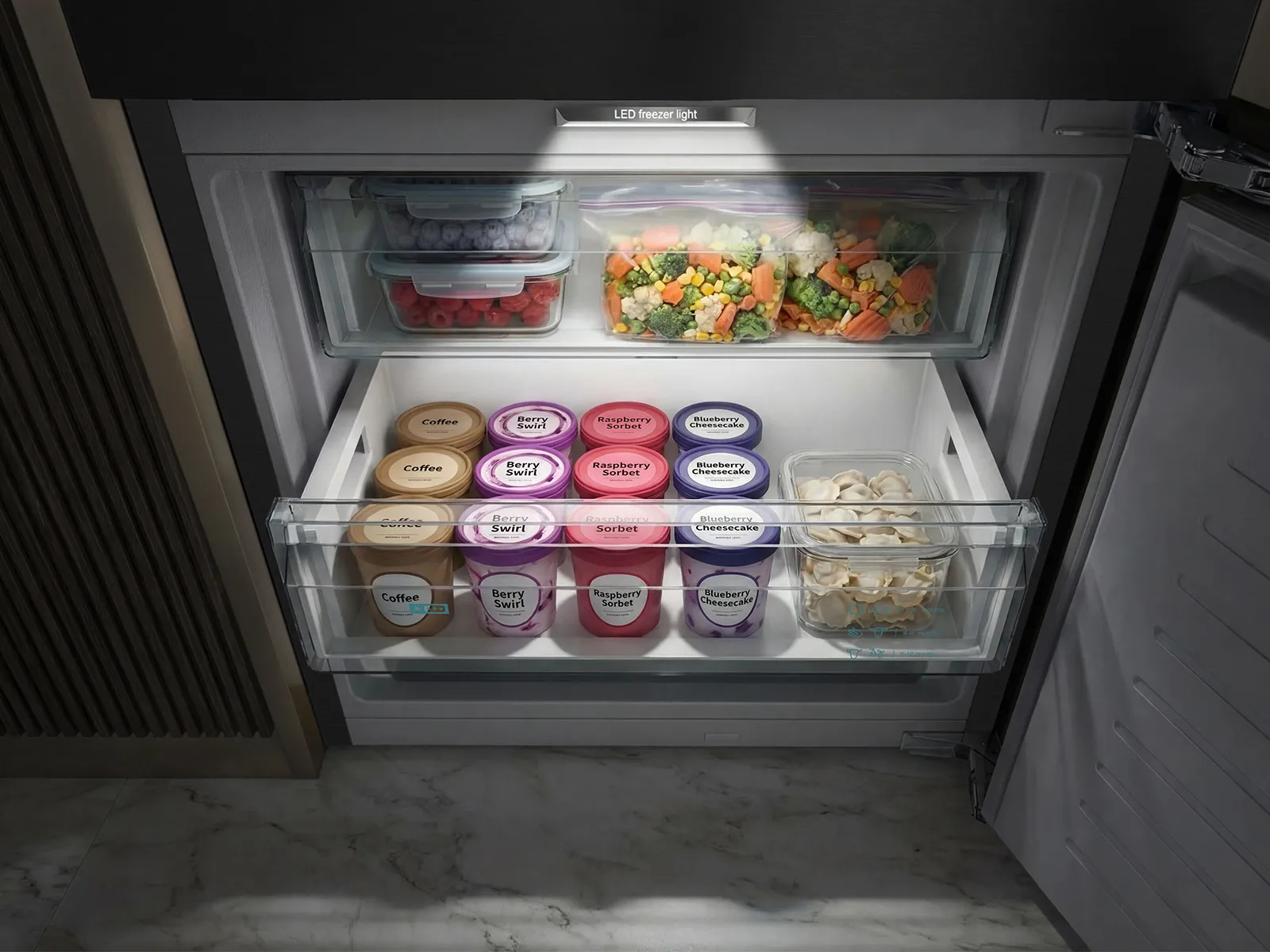 Geöffneter Gefrierschrank-Bereich. Es ist zu sehen, wie freezerLight den Gefrierbereich ausleuchtet.