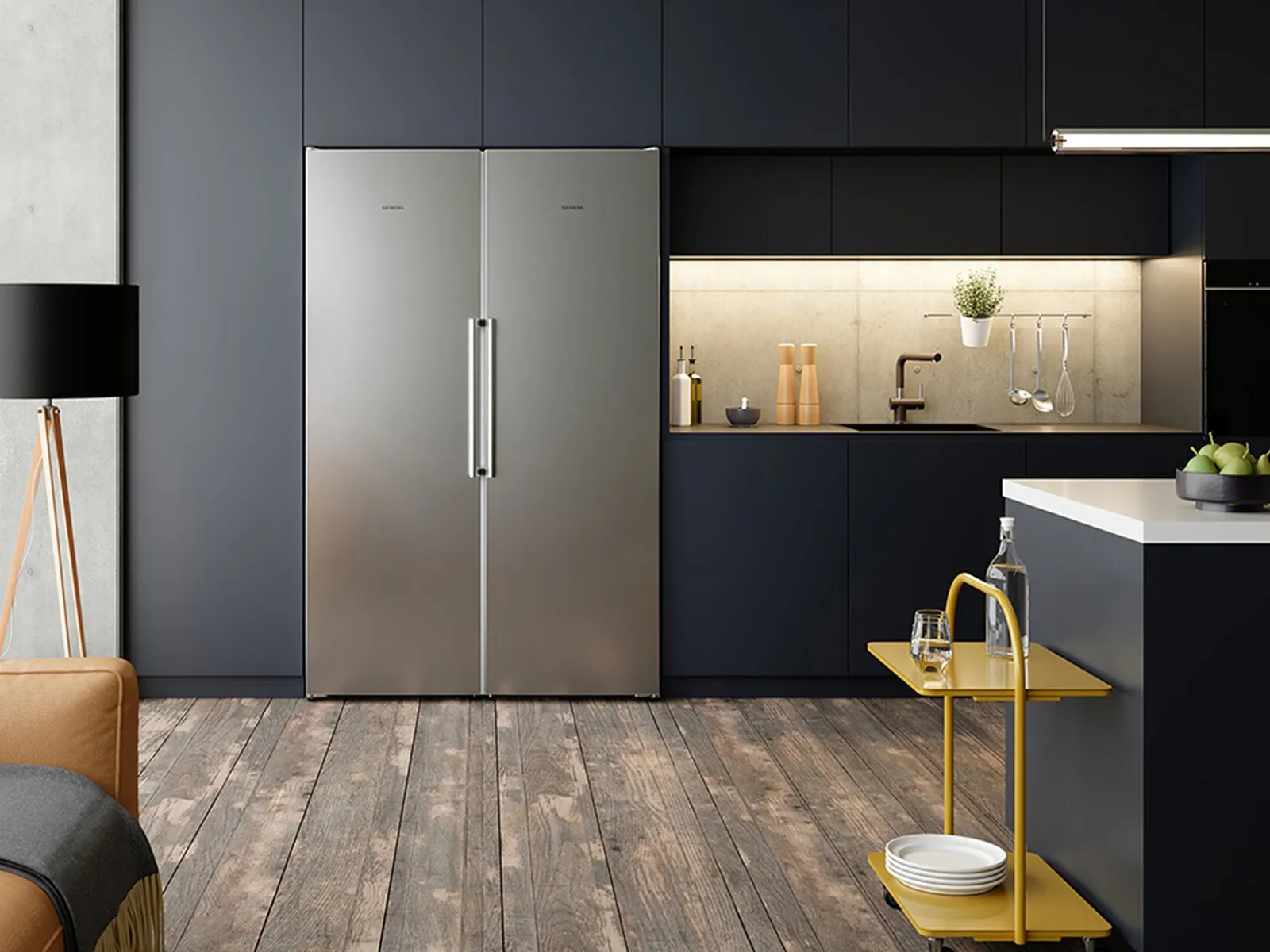 Zwei kombinierte Siemens Kühlgeräte. Siemens Single Door Kühl- und Gefrierschrank nebeneinander gestellt, damit es als Side by Side fungiert. Die Geräte stehen in einer modernen, dunklen Küche.