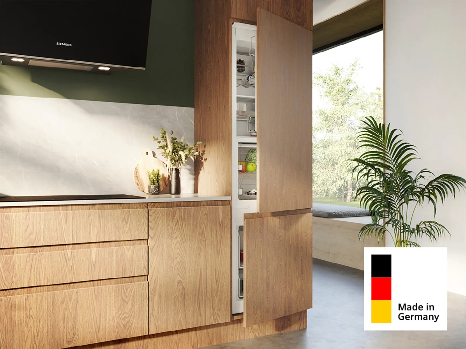 Siemens Einbau-Kühlschrank eingebaut in einer Küche, mit Holz-Möbelfront. Ein Made in Germany Logo ist abgebildet.