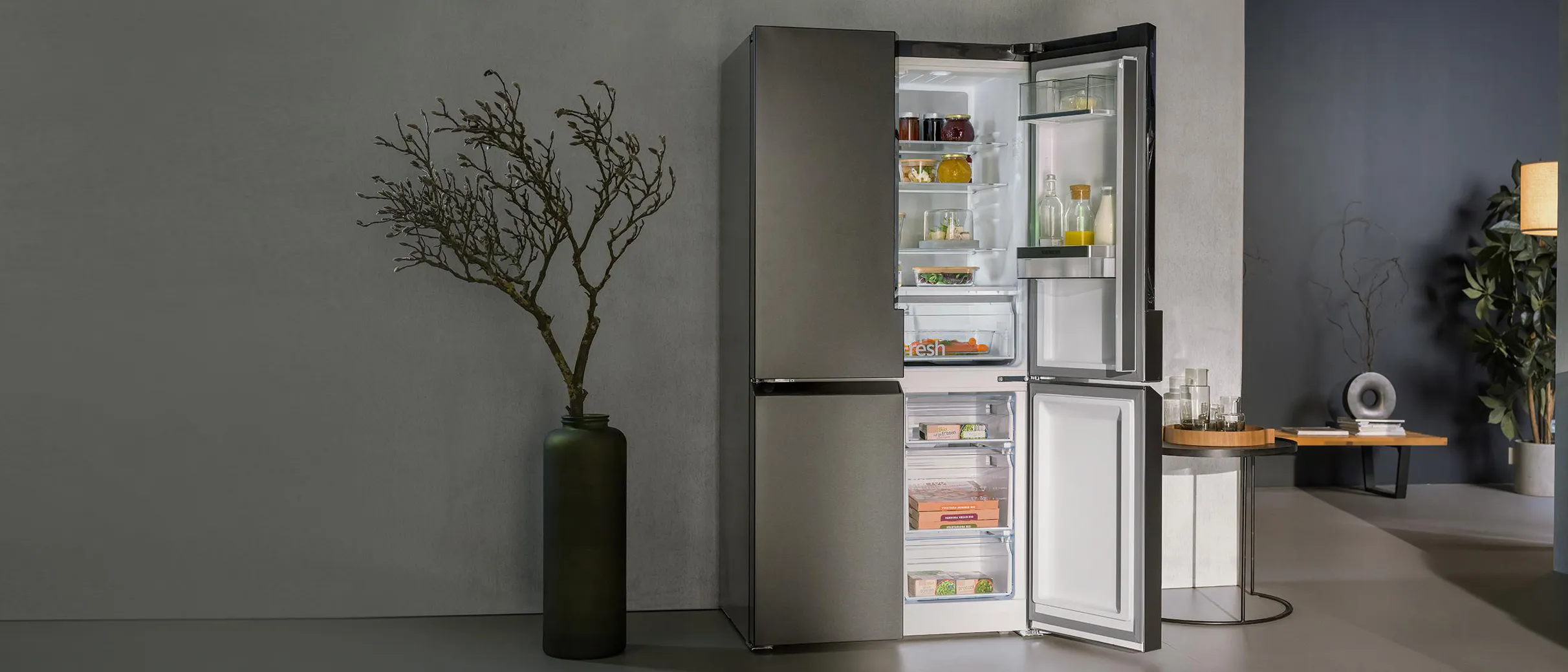 Nowoczesna kuchnia z czarną lodówką, stołem jadalnym i lampą podłogową.