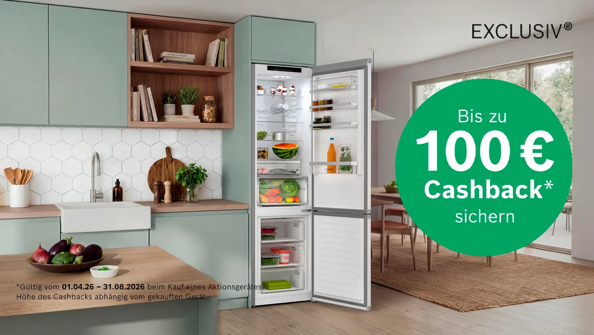 Bosch Küche mit offenem Kühlschrank und Hinweis zur Cashback Aktion