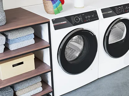 Çamaşır makinesi, kurutucu, havlular ile raflar, çamaşır odası aletleri ve depolama.