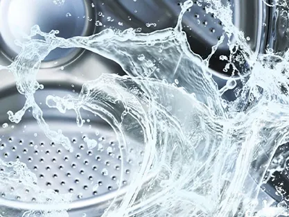 Su sıçraması ile makine davulu, dinamik, soyut bir su modeli oluşturmak.