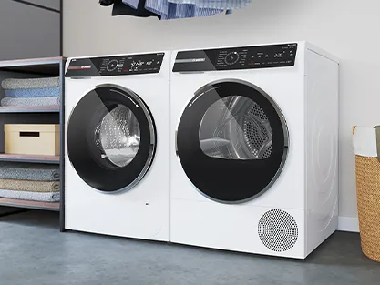 Modern bir çamaşır odasında makine ve kurutucu aletleri.