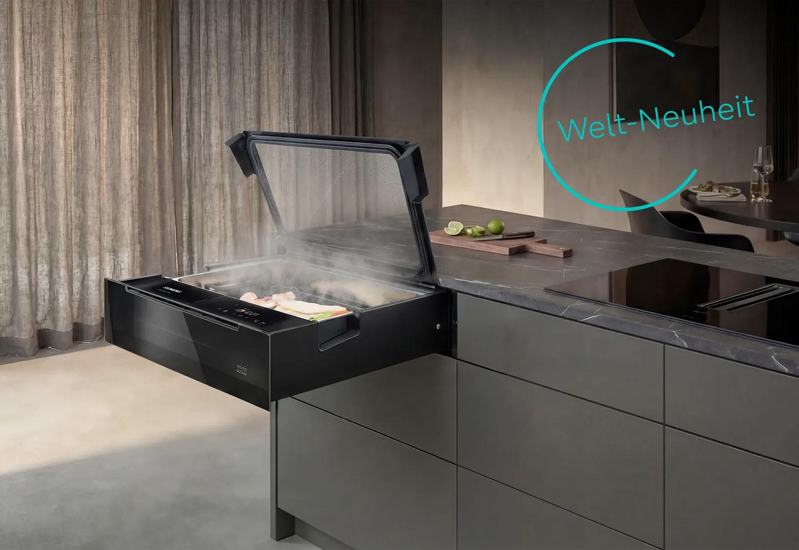 Siemens Dampfgarer mit offenem Deckel, in dem Garnelen, Gemüse und Brot in einer modernen Küche gegart werden.