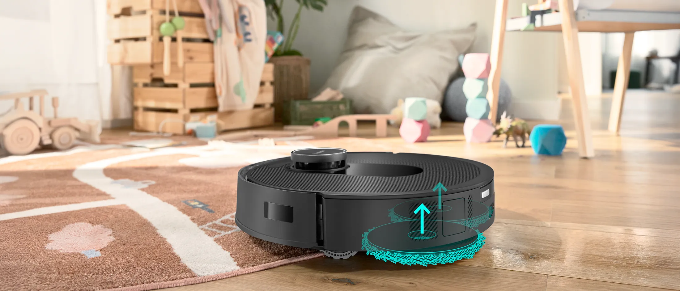 Spotless i dörröppningen mellan två rum med olika golvbeläggning, med textrutor om de olika funktionerna.