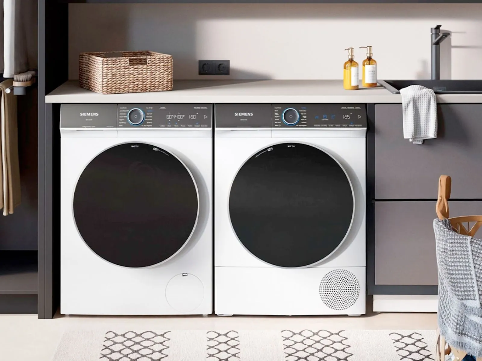 Une buanderie moderne avec un lave-linge et un sèche-linge, une lampe et une étagère avec des plantes
