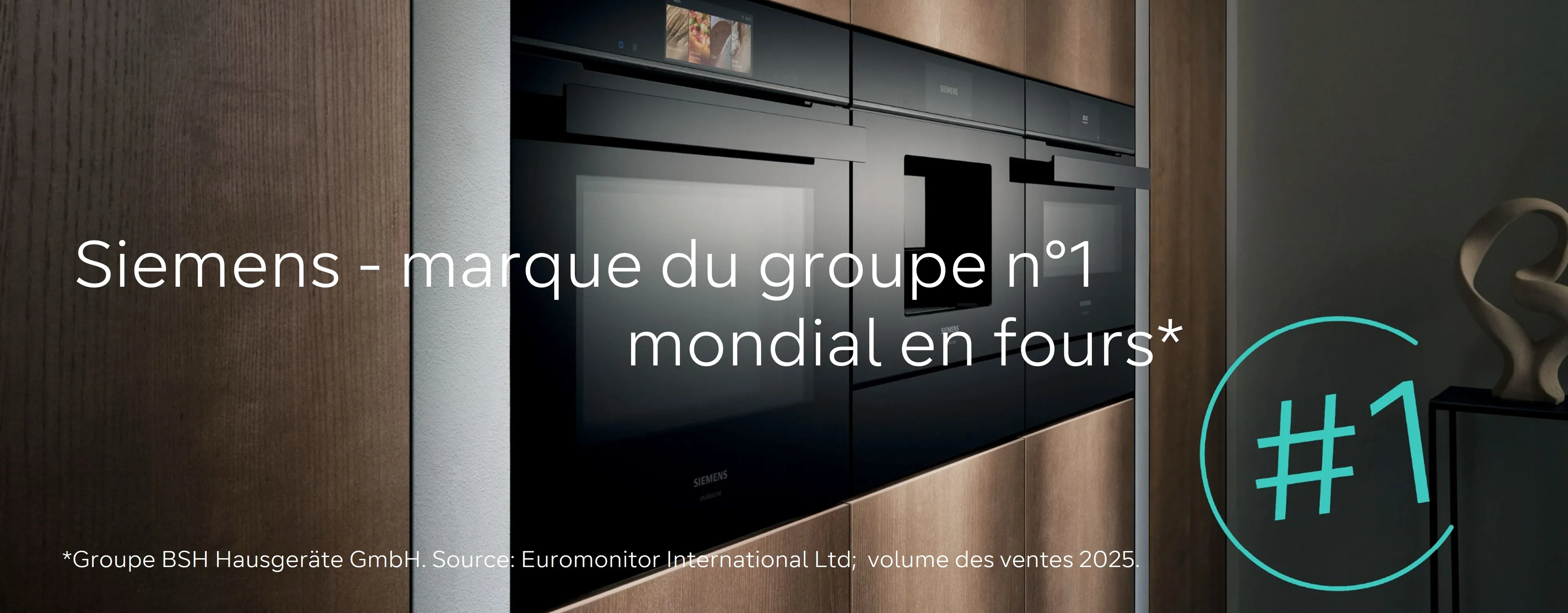 Une cuisine moderne équipée d'appareils Siemens, mettant en avant la marque comme numéro un mondial des fours, avec un design élégant.