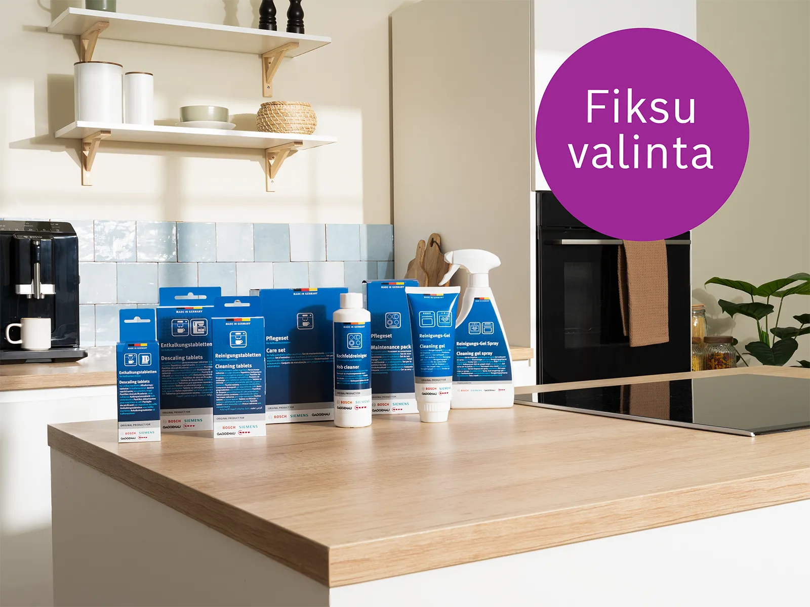 Bosch-puhdistustuotteet keittiössä ja violetti "Fiksu valinta" -merkki, joka viittaa pakettitarjoukseen.