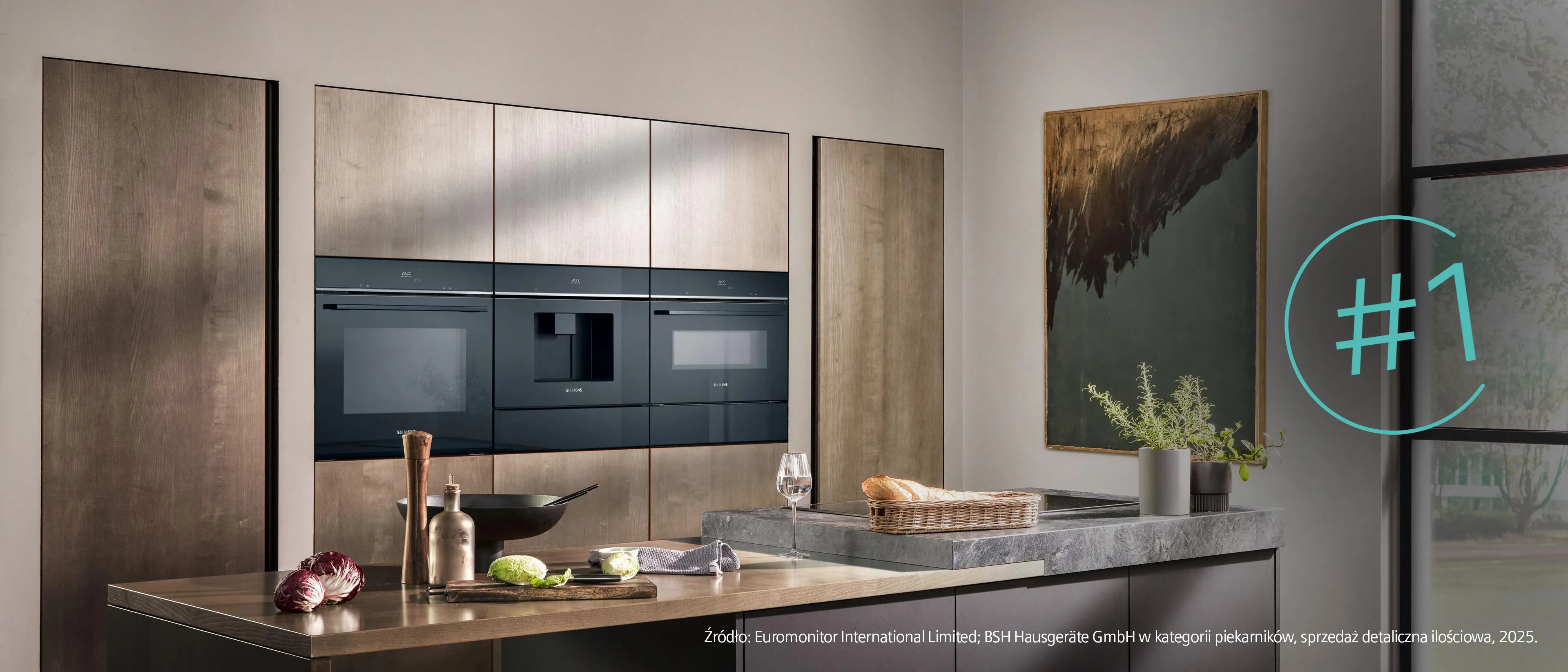 Wbudowany piekarnik Siemens w eleganckiej drewnianej zabudowie.