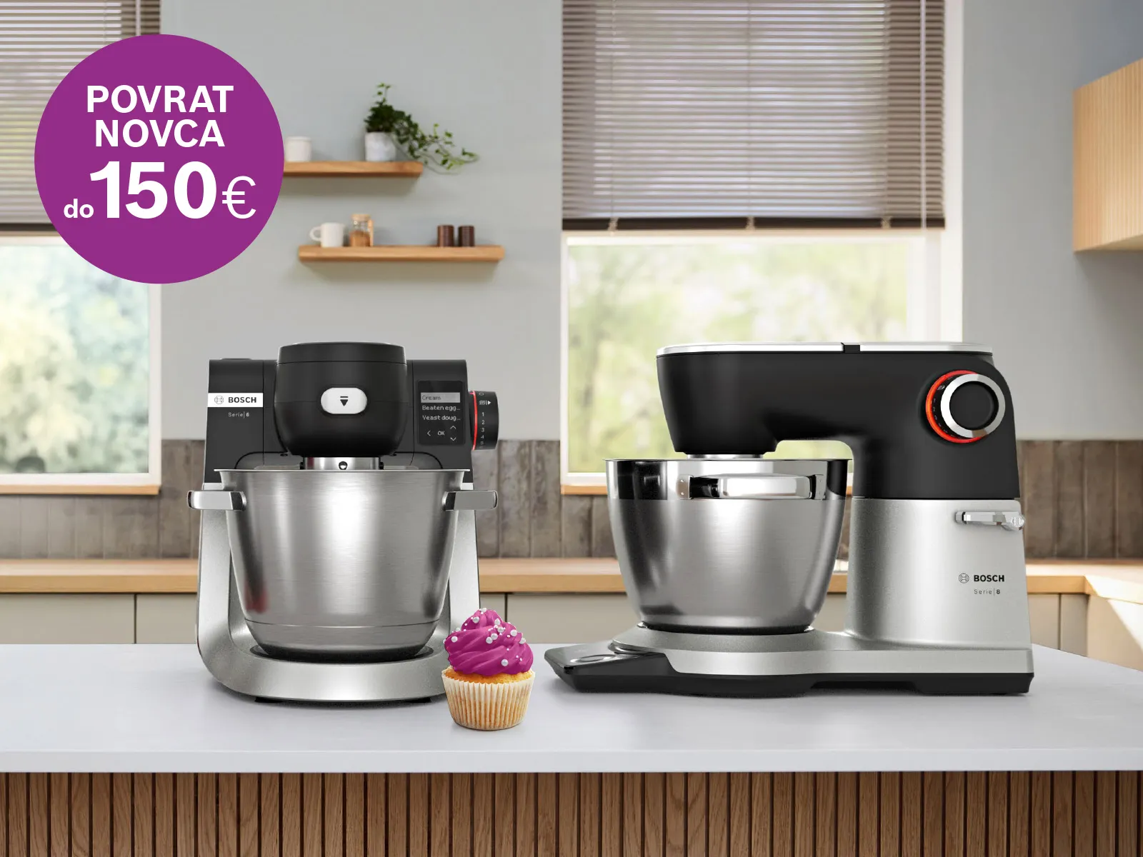 Kuhinjski robot 8 u sivoj boji i kolač pokraj njega.